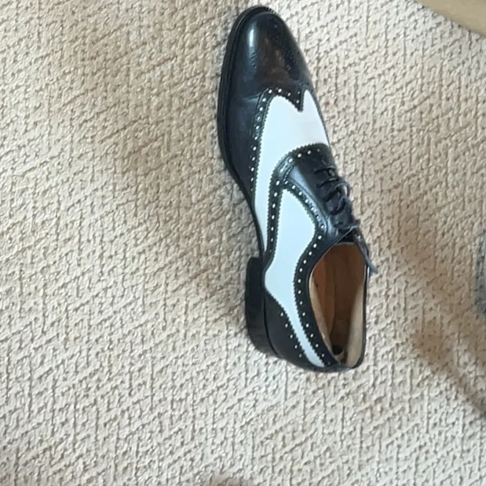 Black & White spectators size 9 1/2